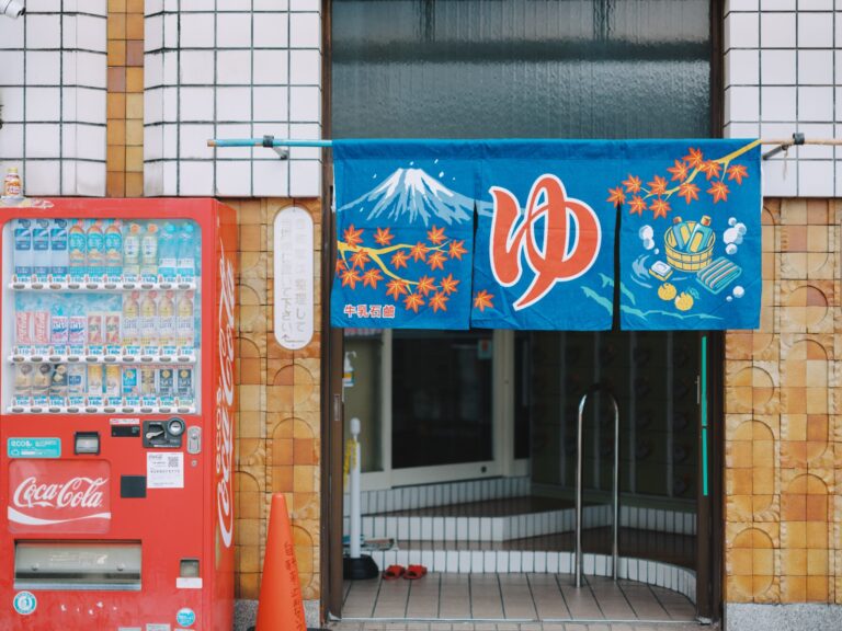 昭和三三年から、薪の火は今も灯っている。【戎湯｜銭湯】