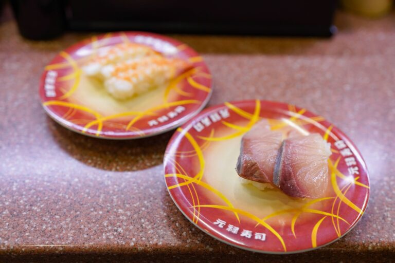 Revolution begins at a small counter in a small town. <Mawaru Genroku Sushi>