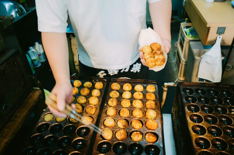 大阪でも珍しい！？生のタコを釜茹でした”たこ焼き”が味わえる「丸幸水産」