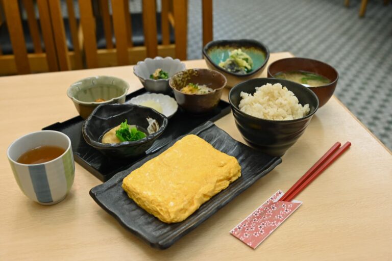 だし巻きと5品の小鉢と、布施の昼【日進食堂｜定食屋】