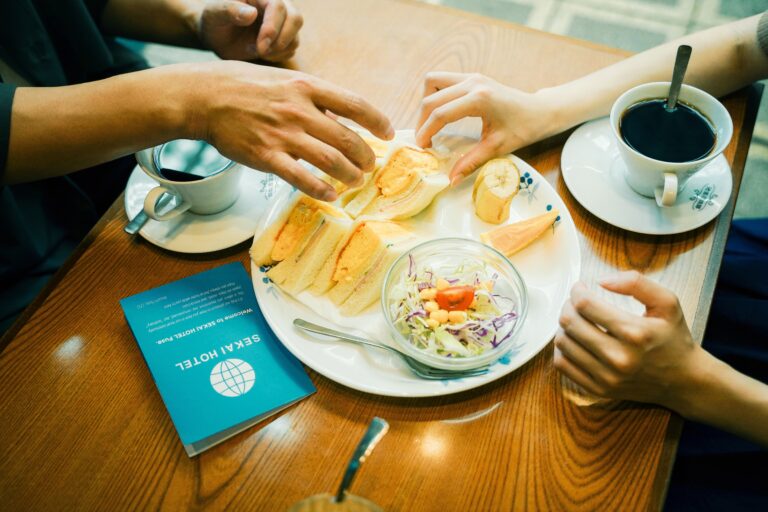 大阪商人で賑わうレトロ喫茶「池田屋珈琲」で、厚焼き卵サンドをパクリ
