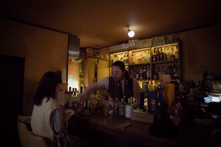 自販機の奥、音も静かに香る場所【 Bar Rack Spirits ｜バー】