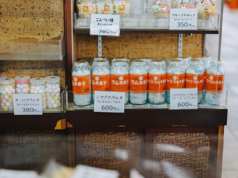 ミックスジュースが、もちの中で目を覚ます。【和洋菓子 モモヤ｜和菓子屋】