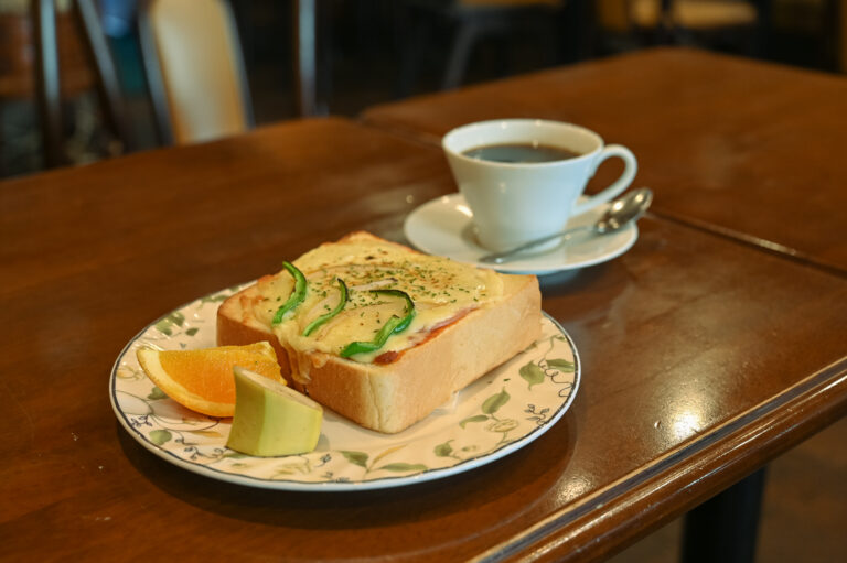 【大阪独自の喫茶店文化】おかわり無料の珈琲と豊富な軽食が魅力のカフェ・プレール