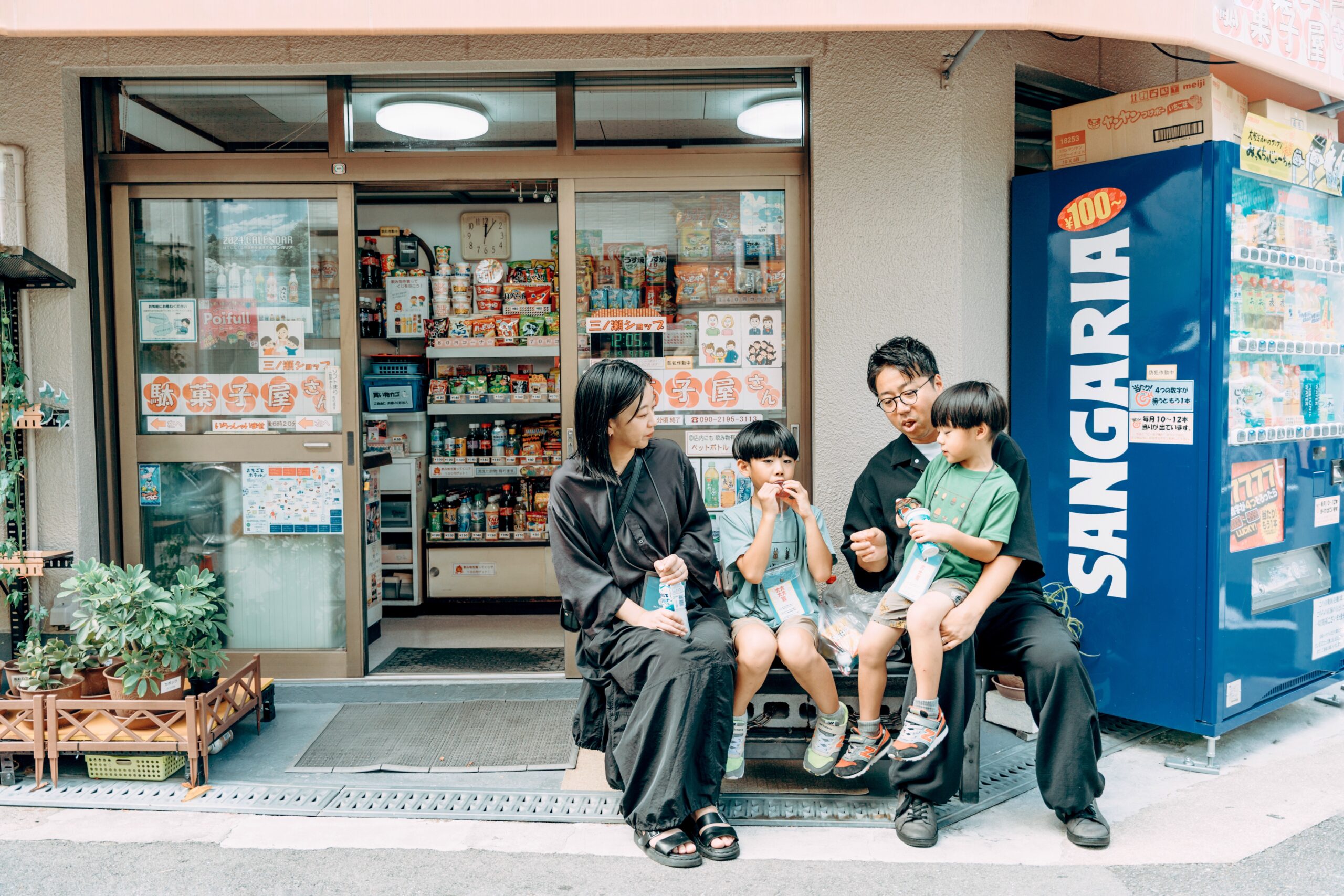 三ノ瀬ショップ店前で佇む家族の様子