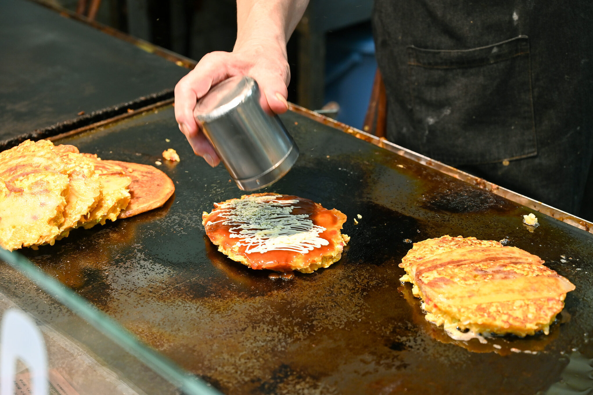 天板で焼かれるお好み焼き