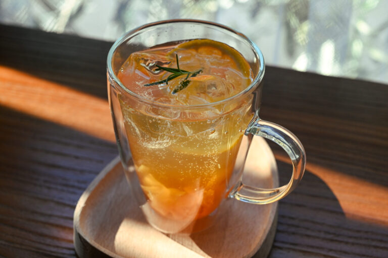 アイアン窓の向こうに、やさしい時間が流れる。【bloom curry and coffee｜カフェ】