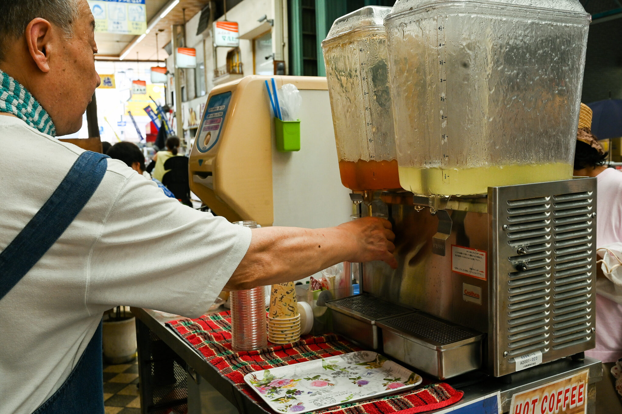 冷やし飴を注ぐ店主