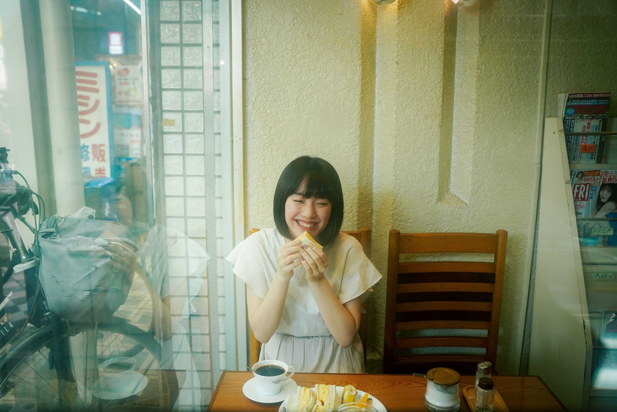 池田屋珈琲でサンドイッチを食べる女性