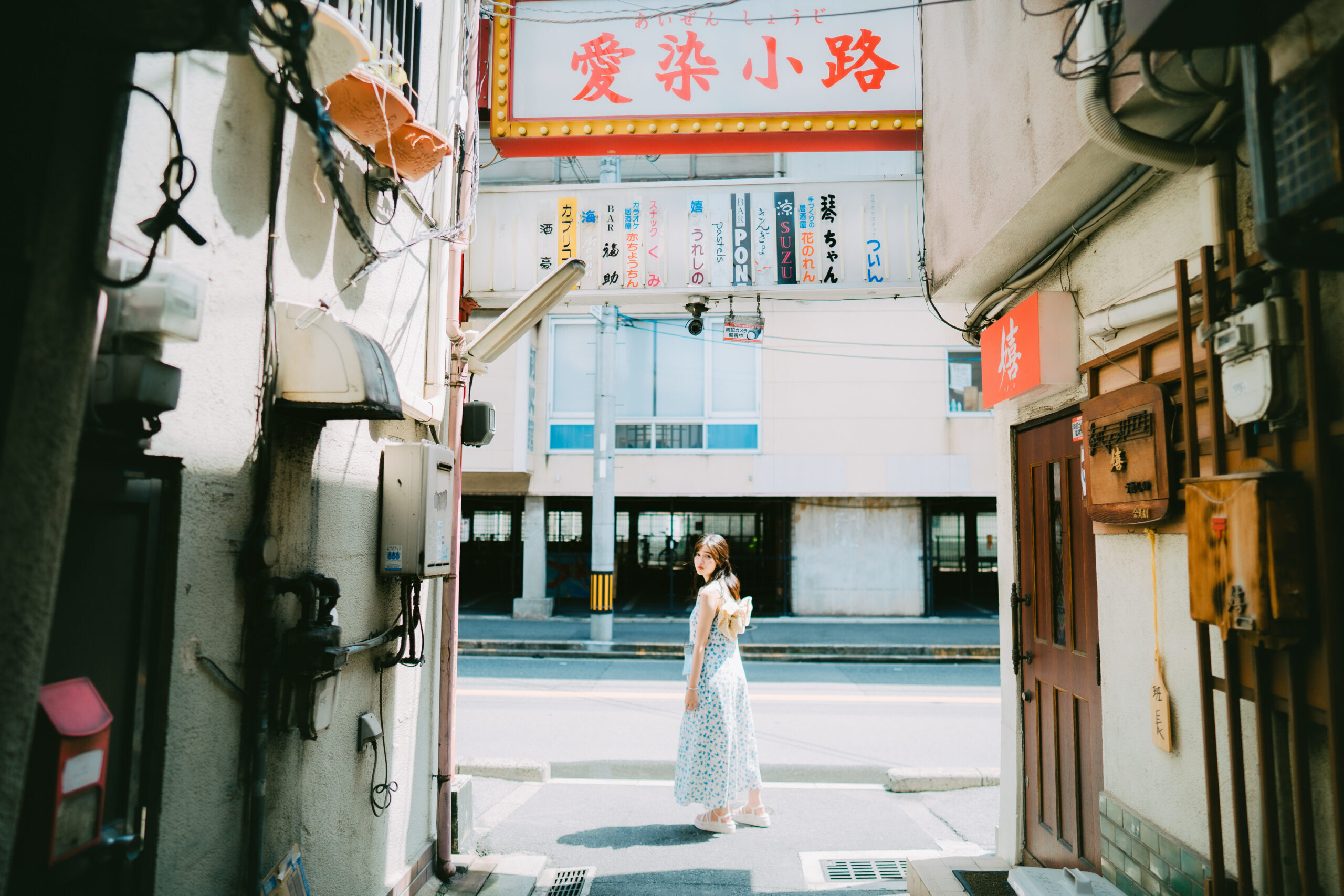 商店街を散策する女性の様子