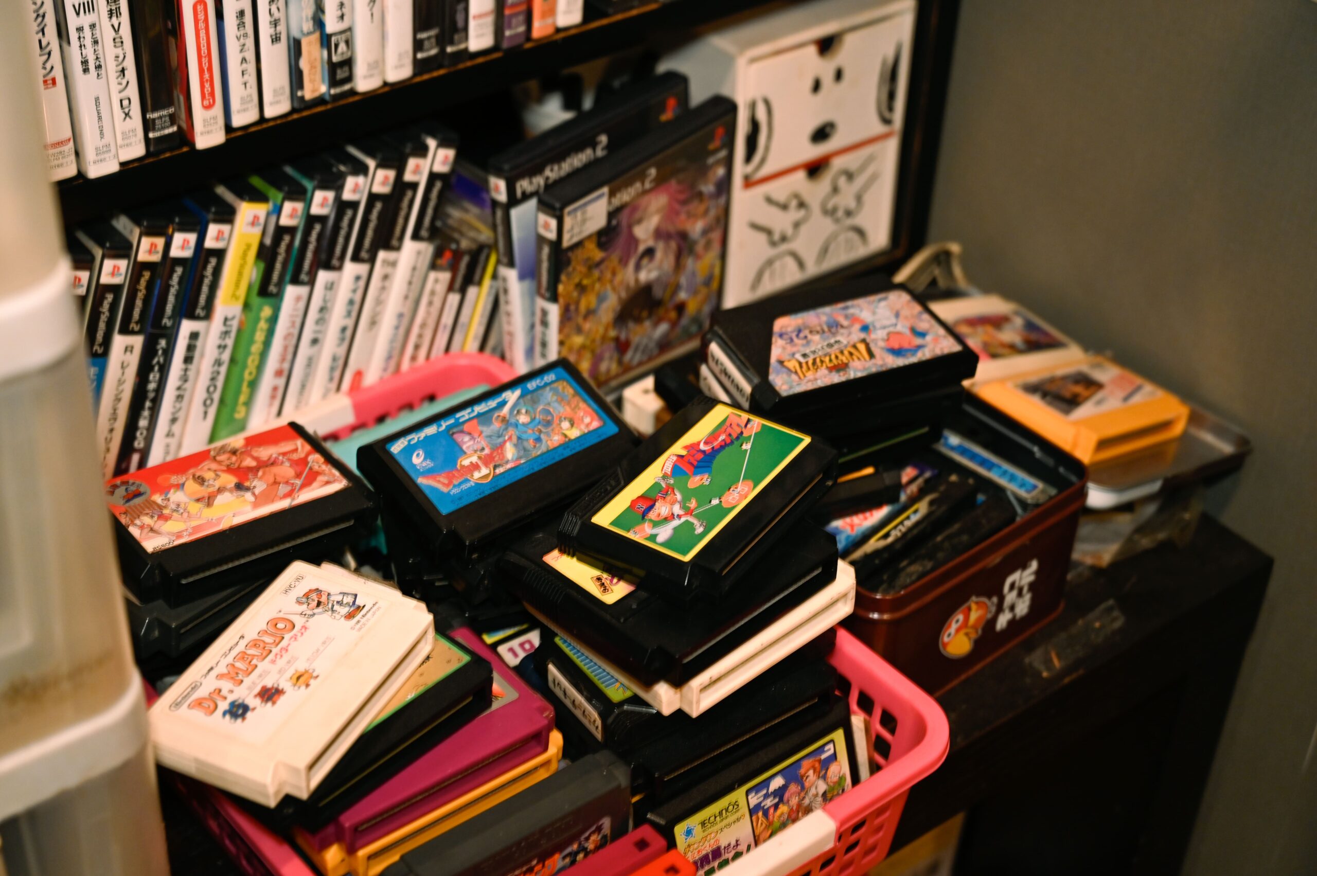 店内：ゲームカセットの山