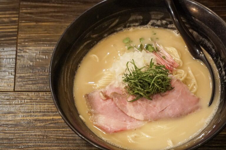 「和え玉」という“第２章”に会うため、行列もなんのその。【魚ヶ麺 園｜ラーメン】