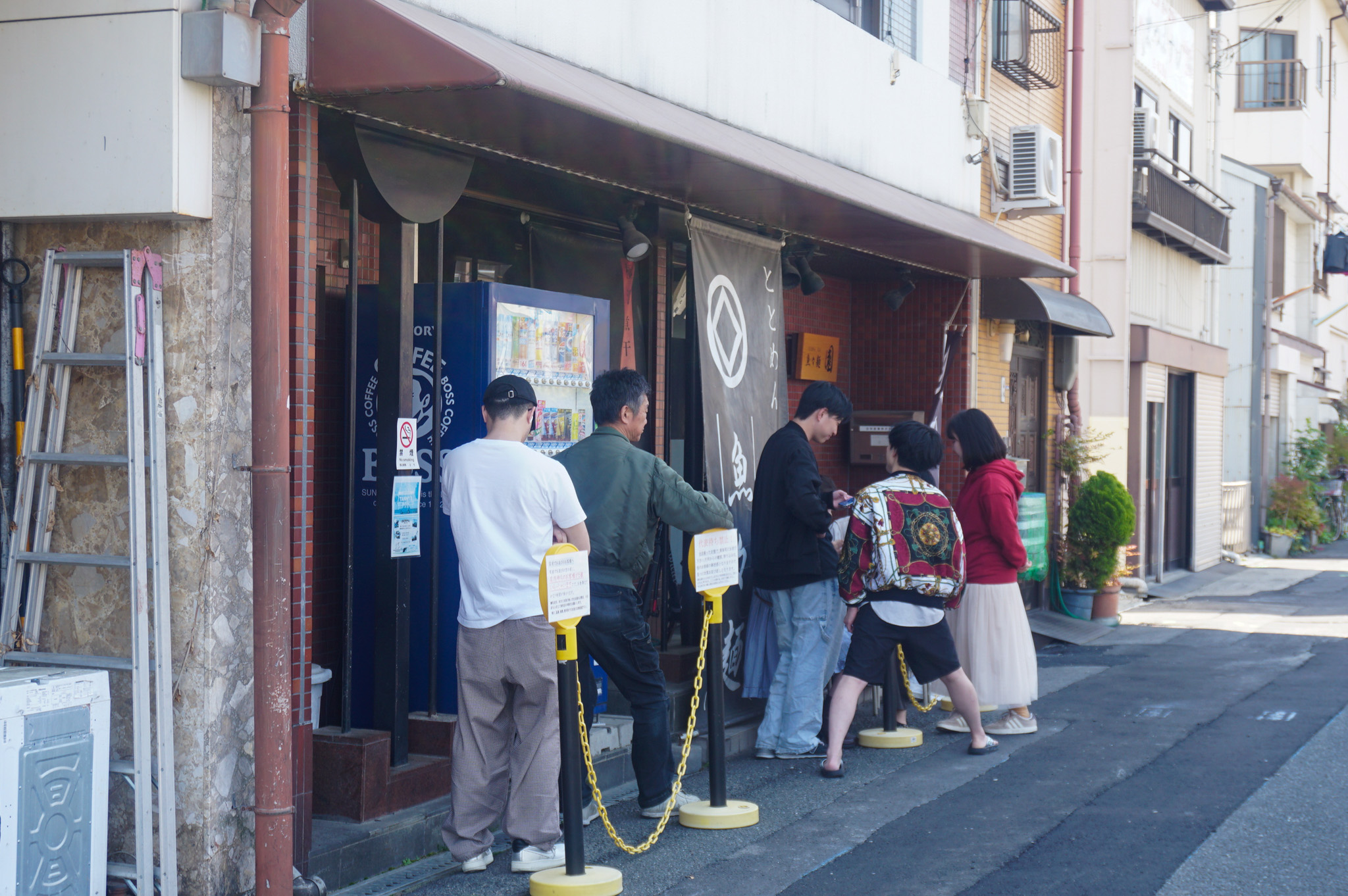 店前に並ぶ常連客