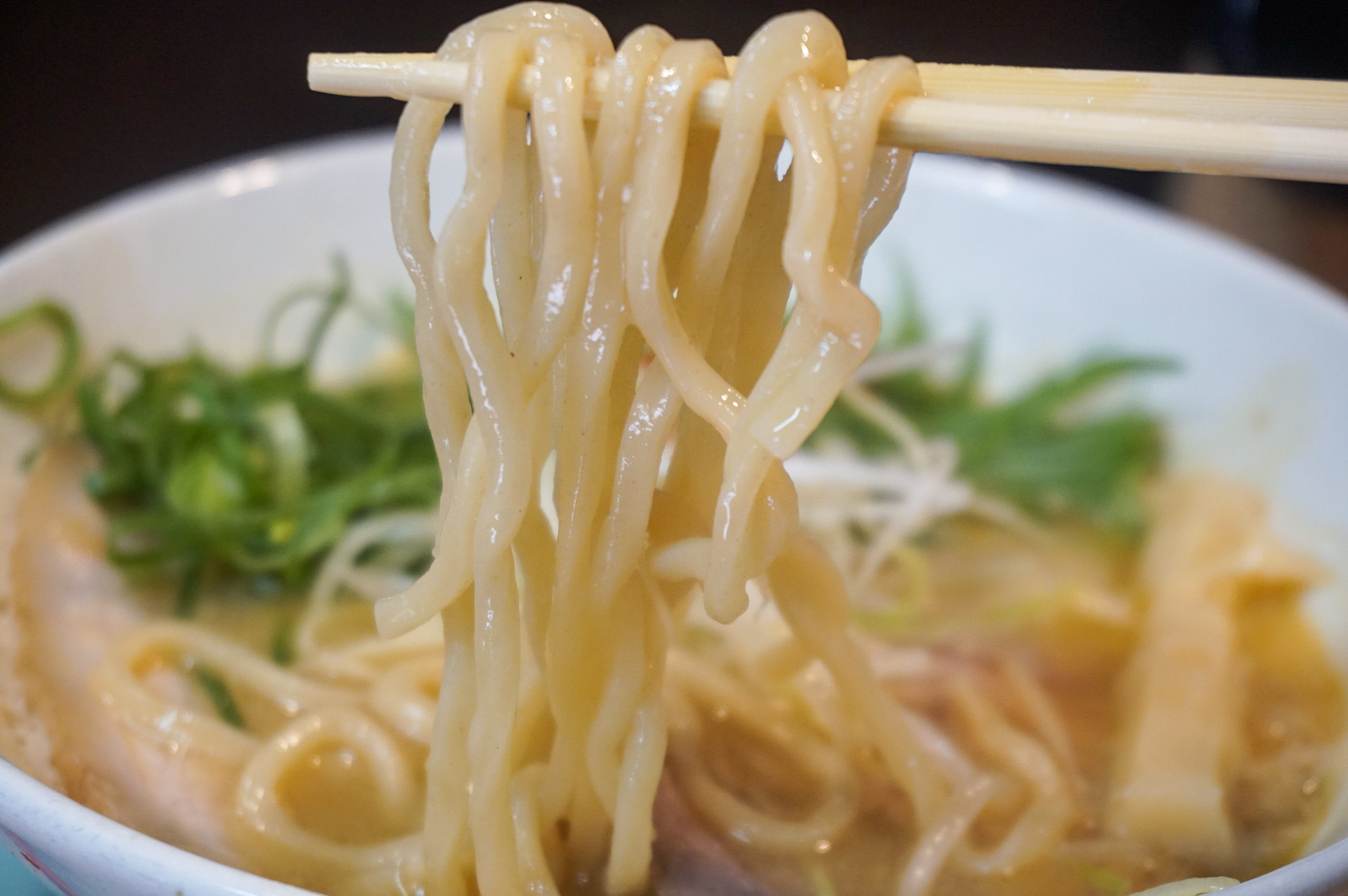 「麺屋棣鄂（ていがく）」の角形ストレート太麺（アップ）