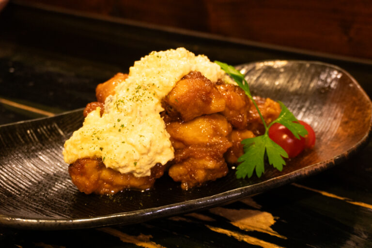 宮崎のチキン南蛮と大阪の笑い声のある小さな酒場。【布施酒場かい｜居酒屋】