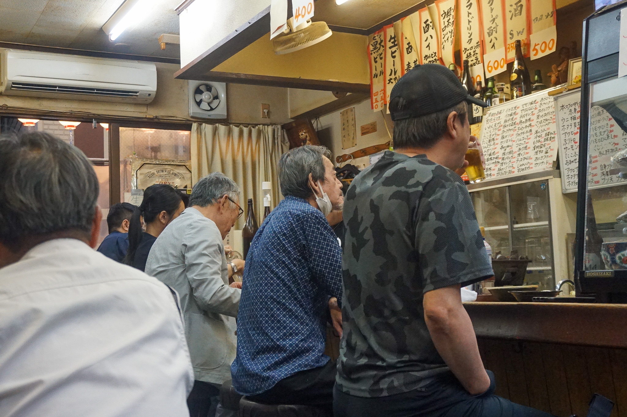 店内で佇む1人客の様子