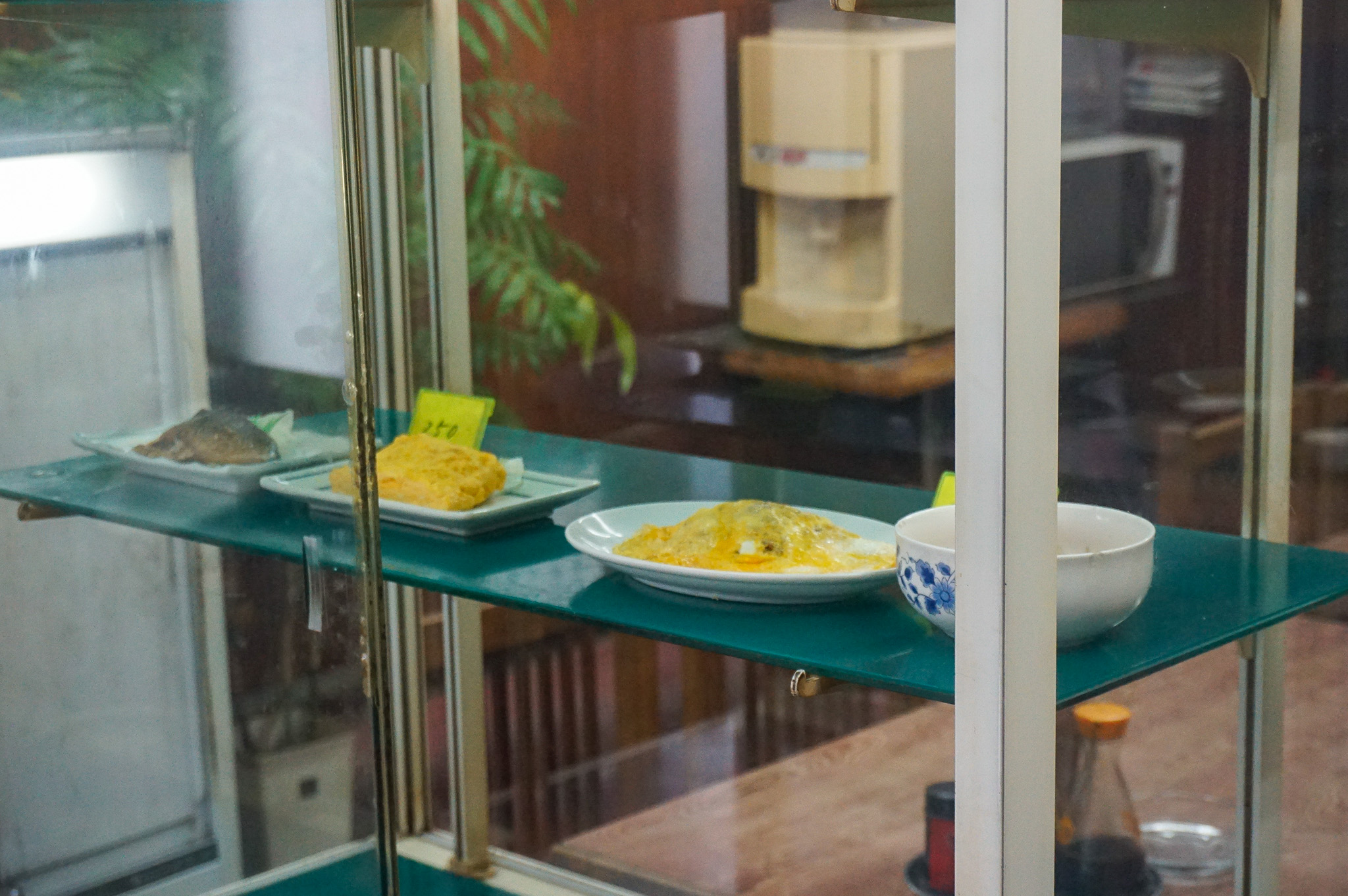 ショーケースに並ぶおかず