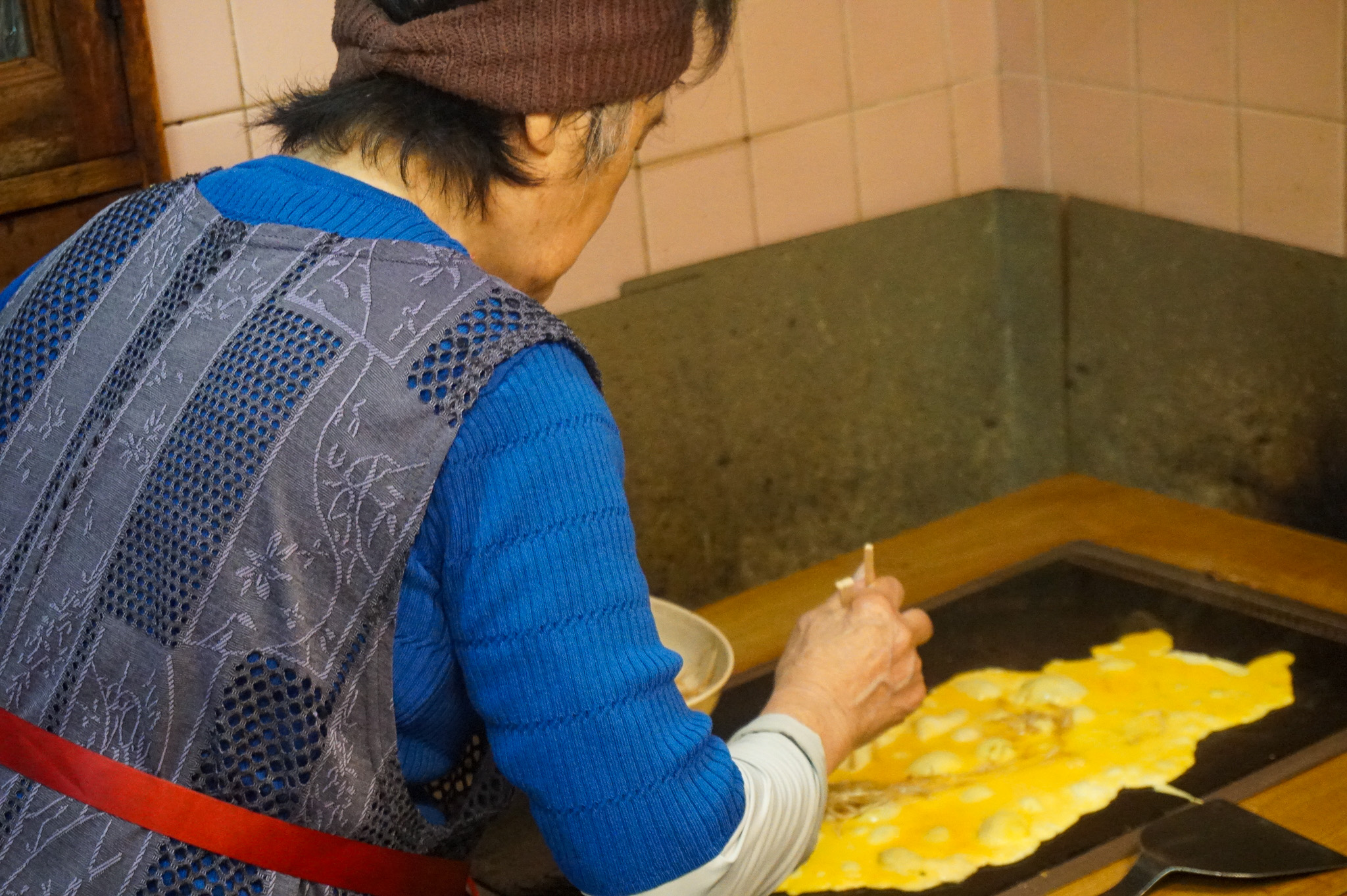 店主がゴチャ焼きを作る様子