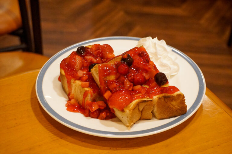 たばことトーストと、朝の賞賛。【カフェ・ド・ルワンジュ布施店｜喫茶店】