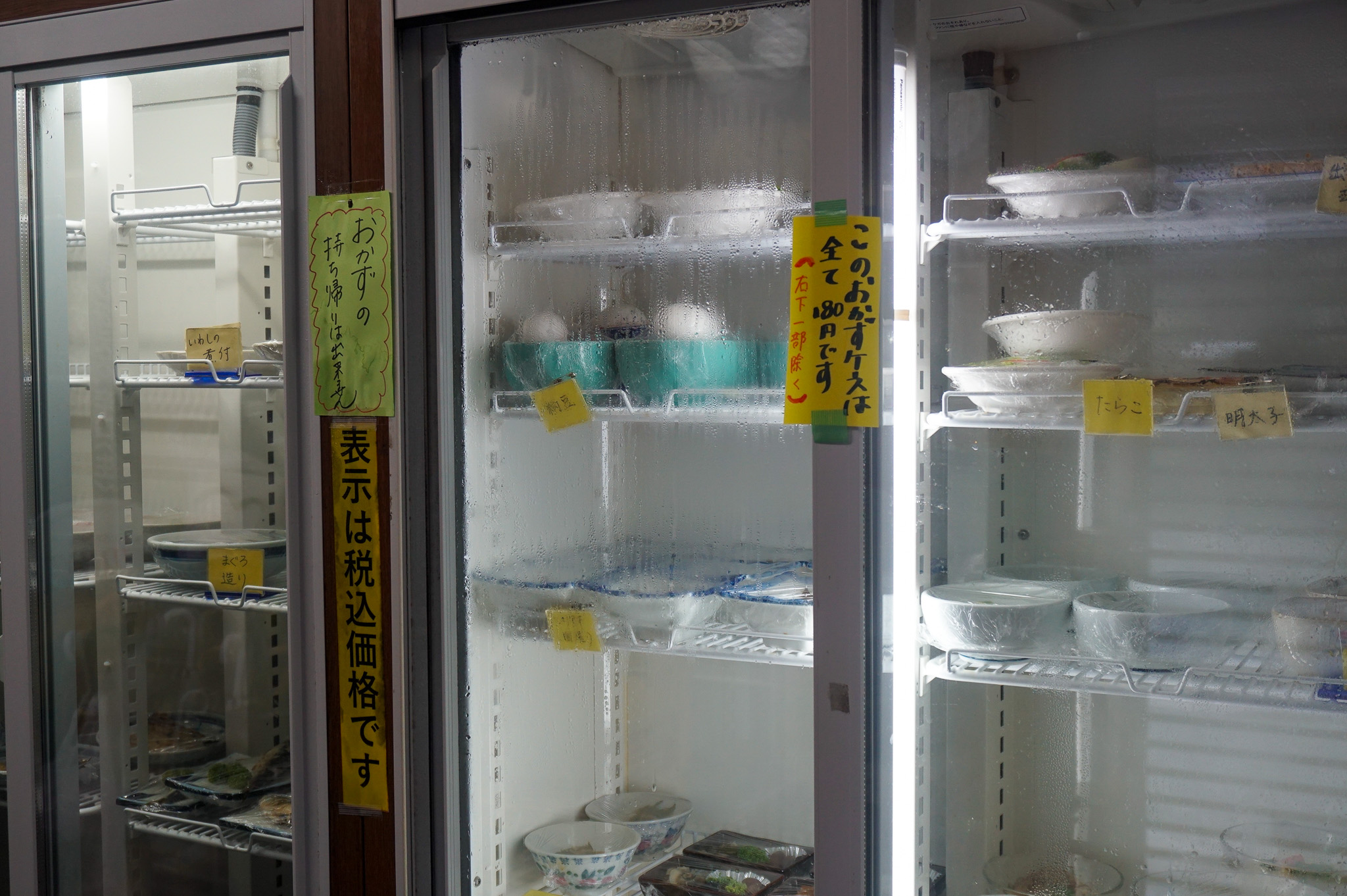 店内｜おかずが並ぶショーケース