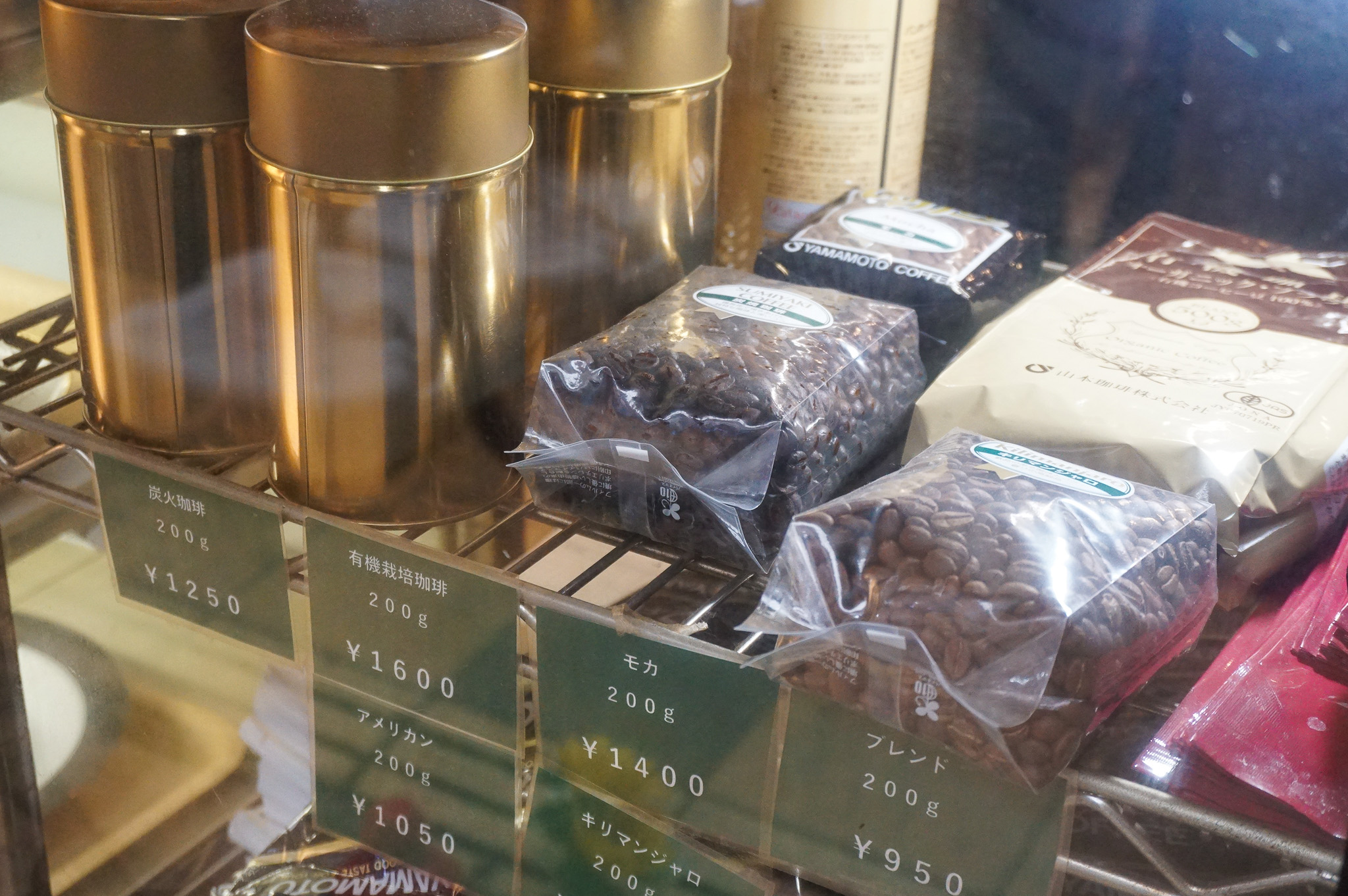 店前｜ショーケースにあるコーヒーの数々