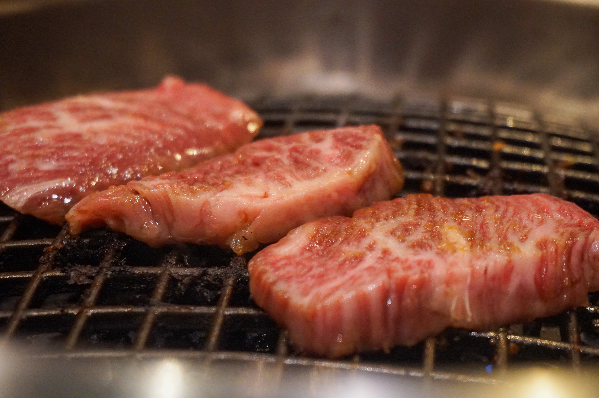 特選ハラミを焼いてる網の上