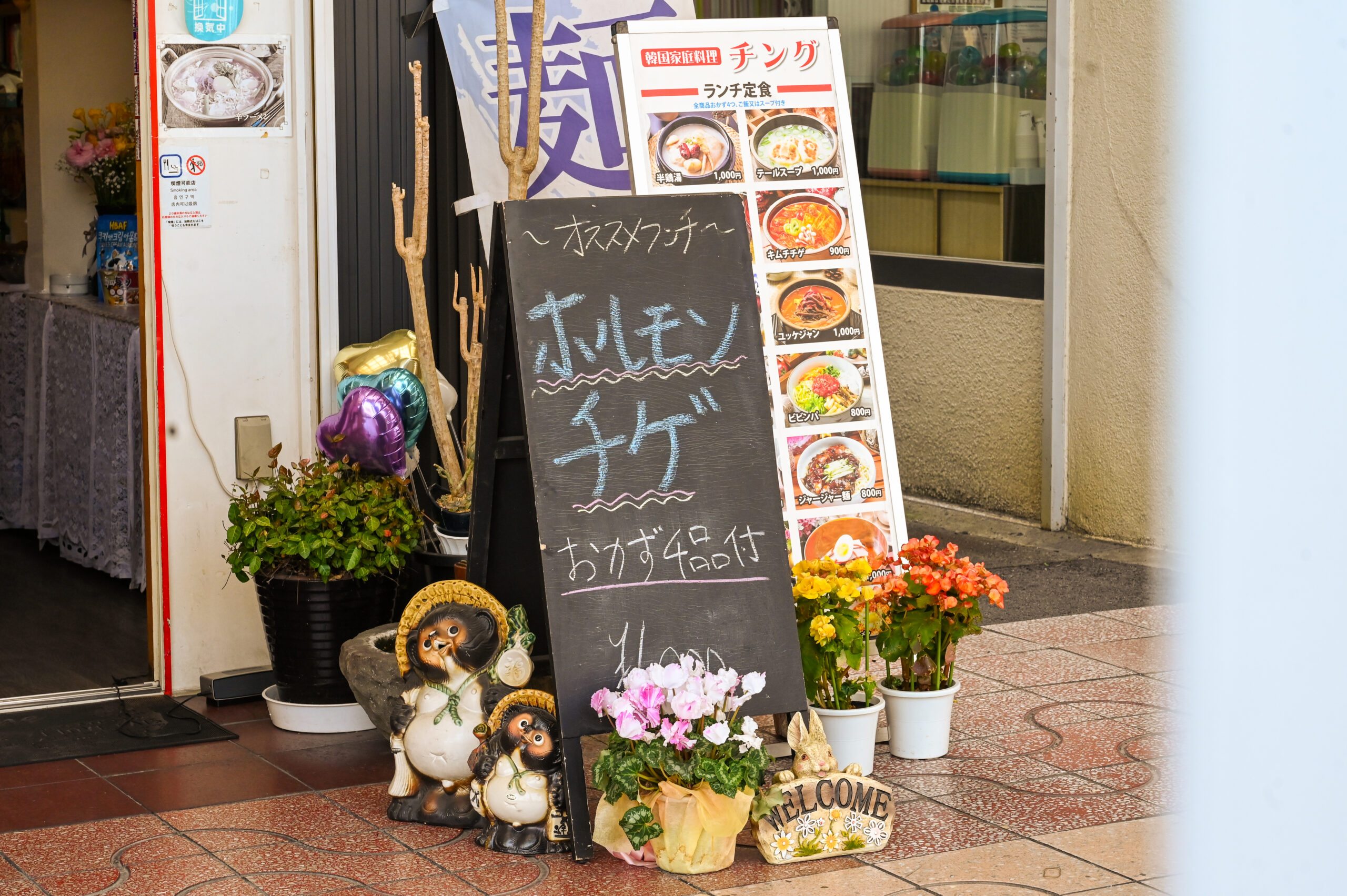 チング｜店前にある看板