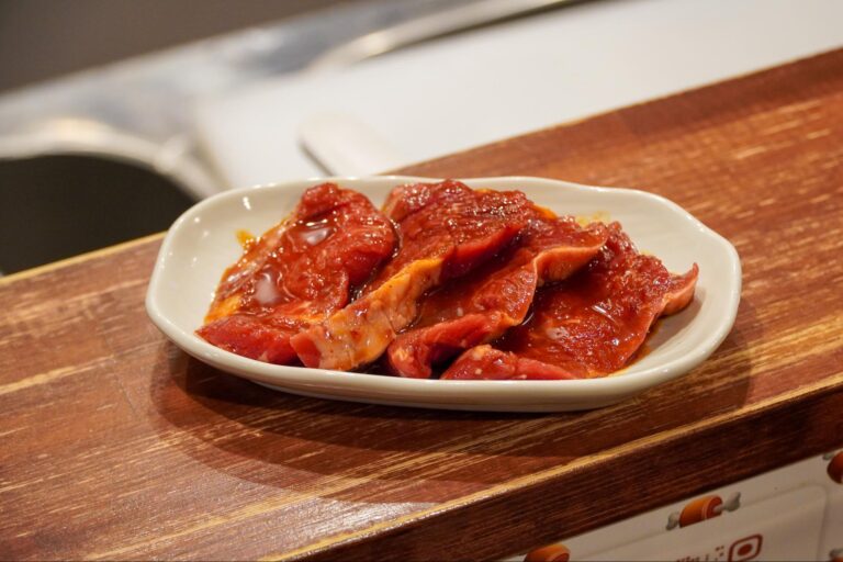 焼肉が特別じゃなくなる一人用「コの字カウンター」も。【焼肉とまる｜焼肉】