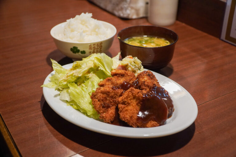 深夜にひとり、L字カウンターで定食が待っている。【深夜食堂｜夜定食・居酒屋】