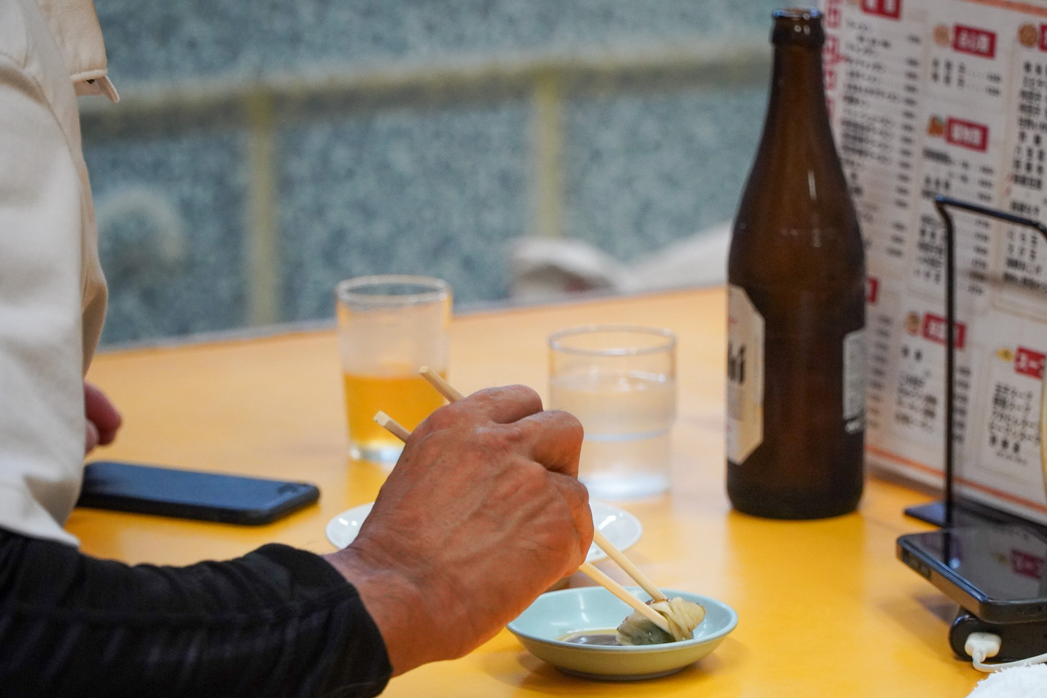 水餃子と瓶ビールを楽しむ。常連客