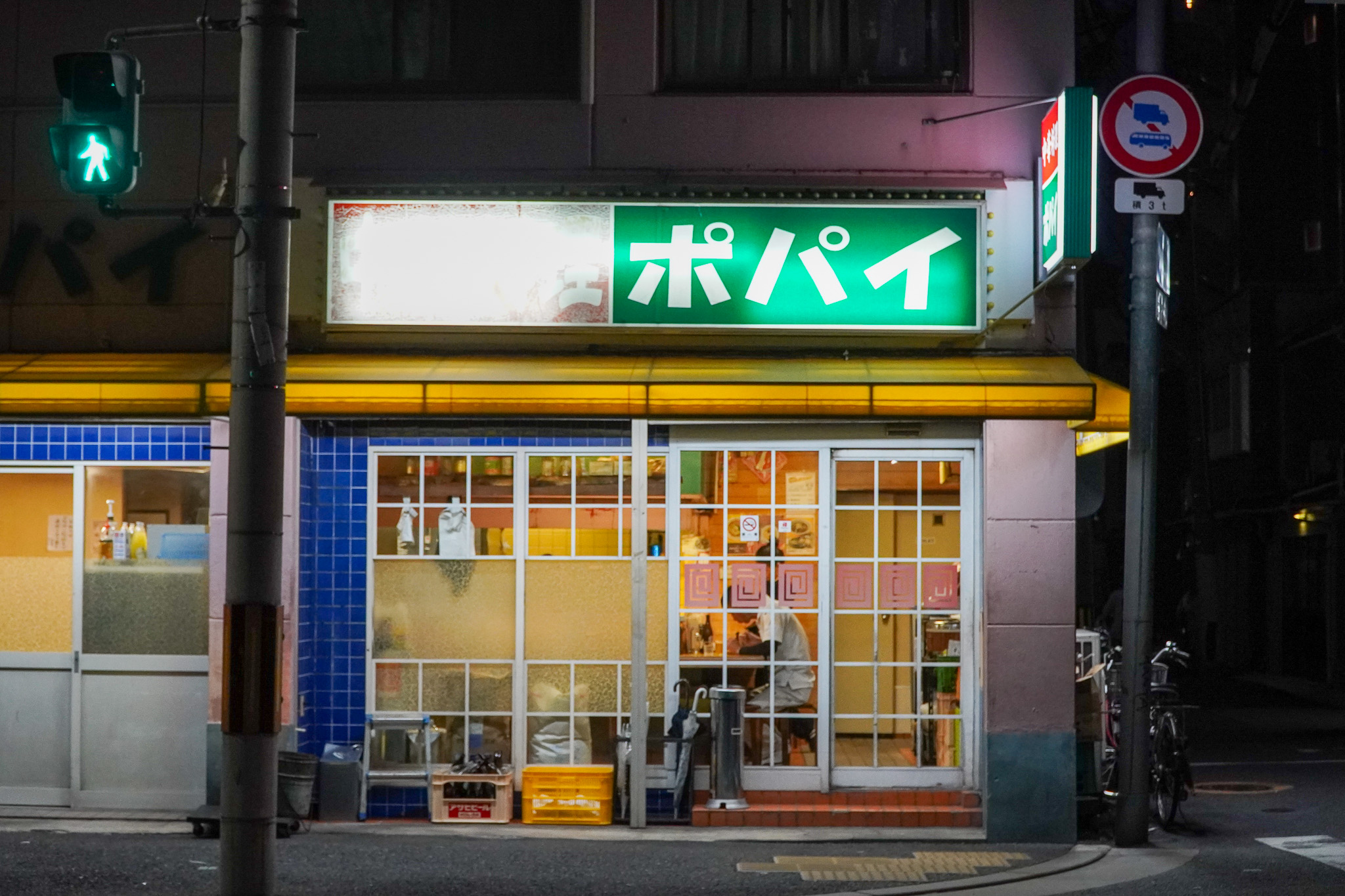 夜間光る外観