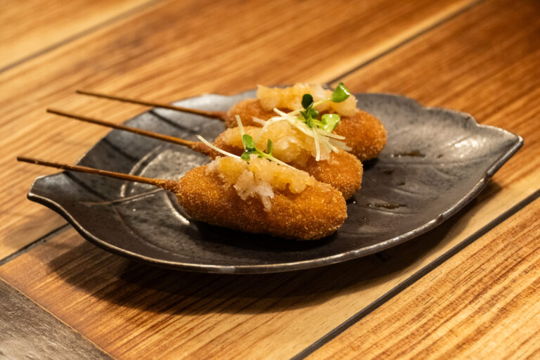 “特別じゃない大阪”暮らしに寄り添う串カツに見つけた優しさ。【串カツ たかぼう｜串カツ】