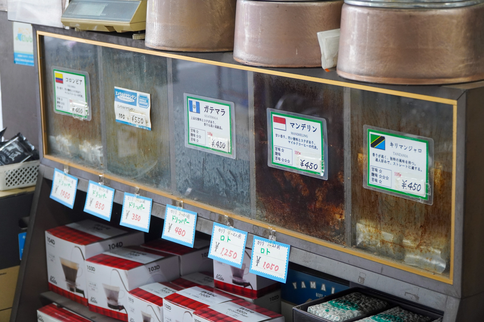 店内｜コーヒーが並ぶ様子