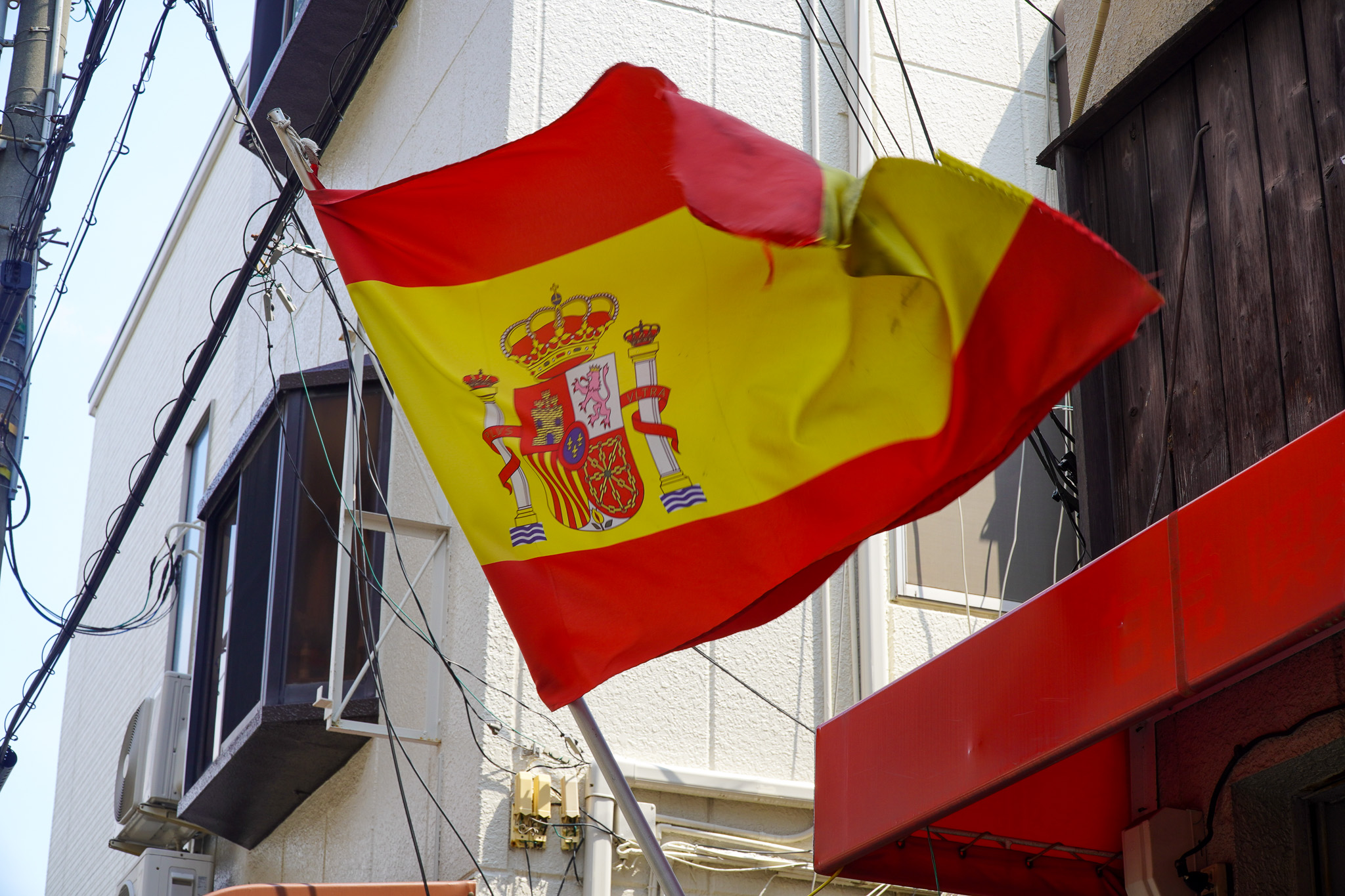 店前で靡くスペイン国旗