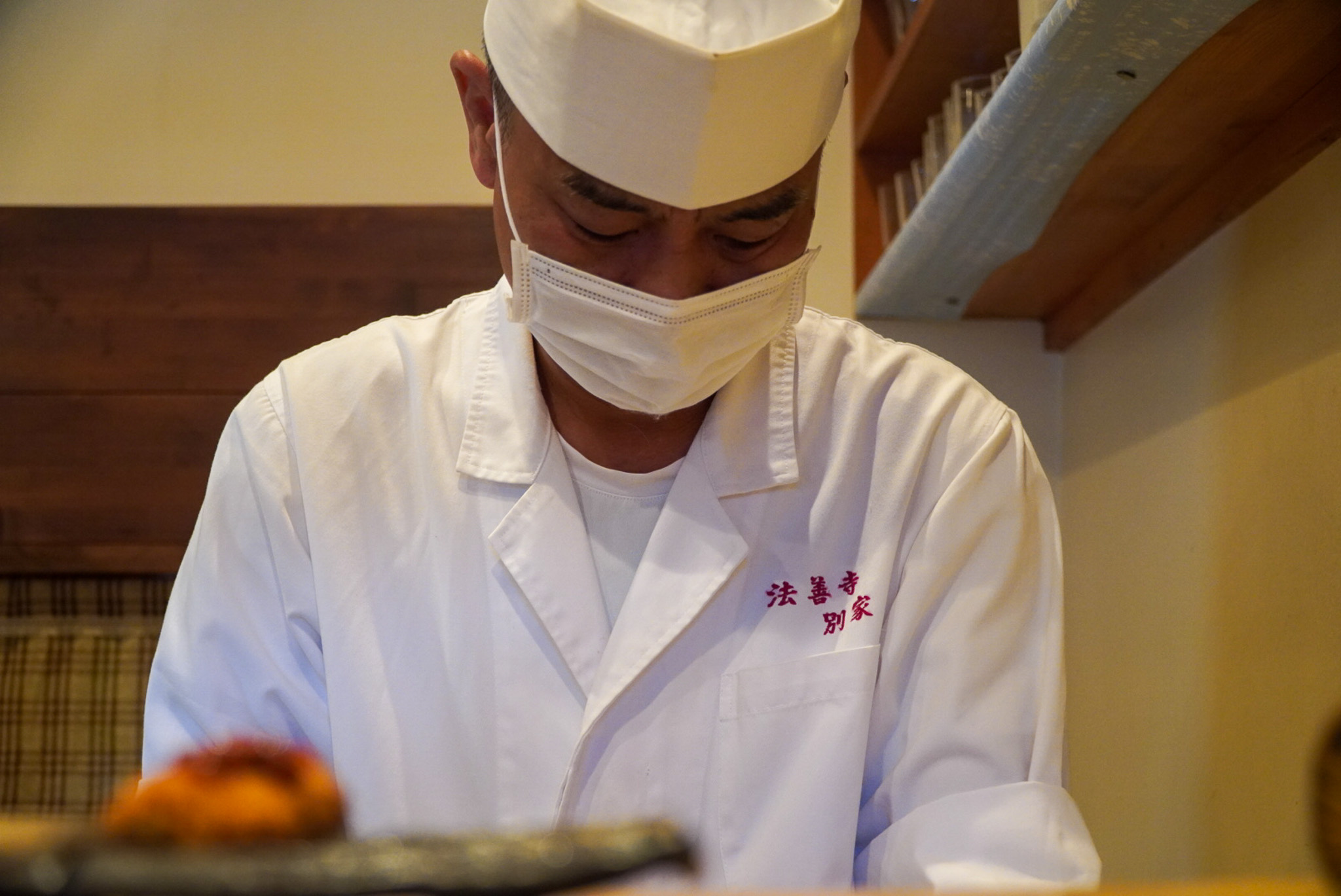 目の前に店主がいる様子