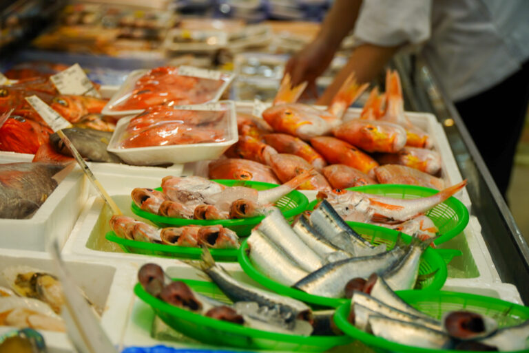 魚屋の声が聞こえる、まちのスーパー。【万代 布施店｜スーパーマーケット】