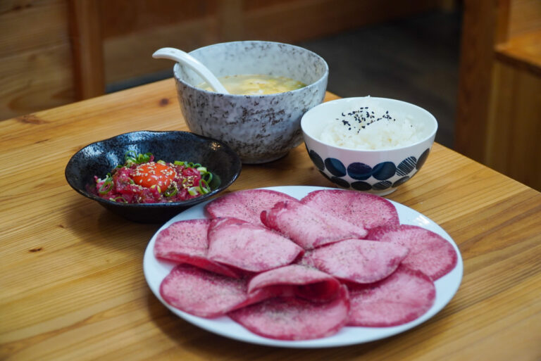 煙の少ない“水七輪”を囲んで、家族でくつろげる焼肉の時間。【焼肉工房もっちゃん｜焼肉】