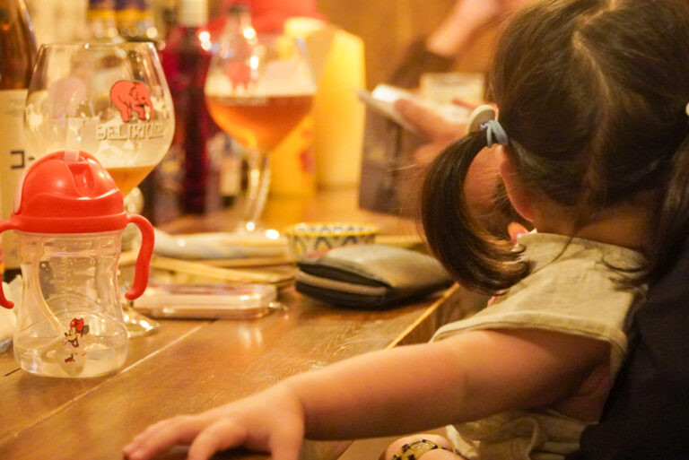 「布施のまだ“バレてない”感が好き」音×スパイス×こどもの笑い声が混じる夜。【KezaKeza｜エスニック・バー】