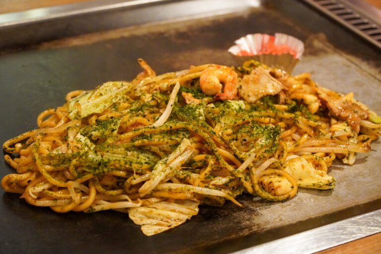 家庭の味よりおかんの店の味。「お客は待たせへん」の気持ちがのった一皿【なんくる|お好み焼き・鉄板焼き】