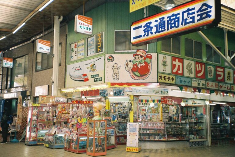 「リカちゃんやトミカ」昭和のおもちゃ屋をこえた“まちの学び場”【カツラヤ｜おもちゃや】