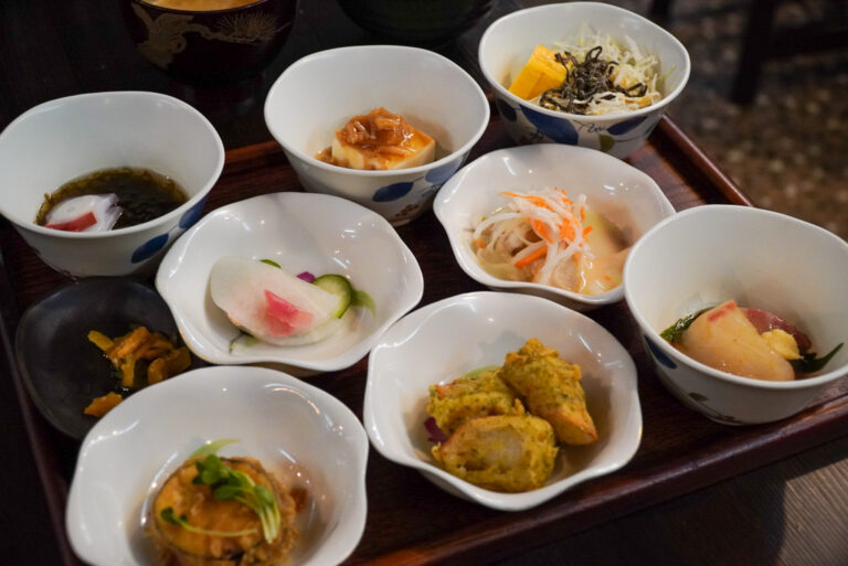 居酒屋「昼、満席」の理由は、まごころそえた8つの小鉢。【和創菜ダイニング 深海｜居酒屋】