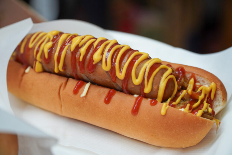 ホットドッグに、定食にかき氷。できたて看板、手探り営業中。【めぇちゃん｜ホットドッグ専門店】