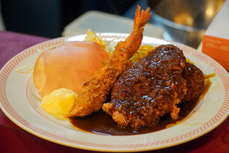 ハンバーグも、カツも、エビも。デミグラスが語る、昭和の昼。【自由亭｜洋食専門店】