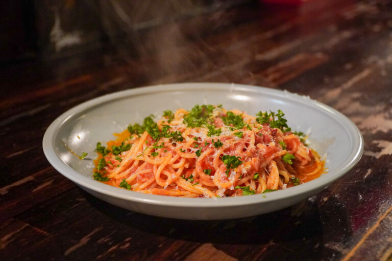 巨大な三角コーンの奥で、布施でいちばん自由な創作料理を。【Pass｜創作居酒屋】