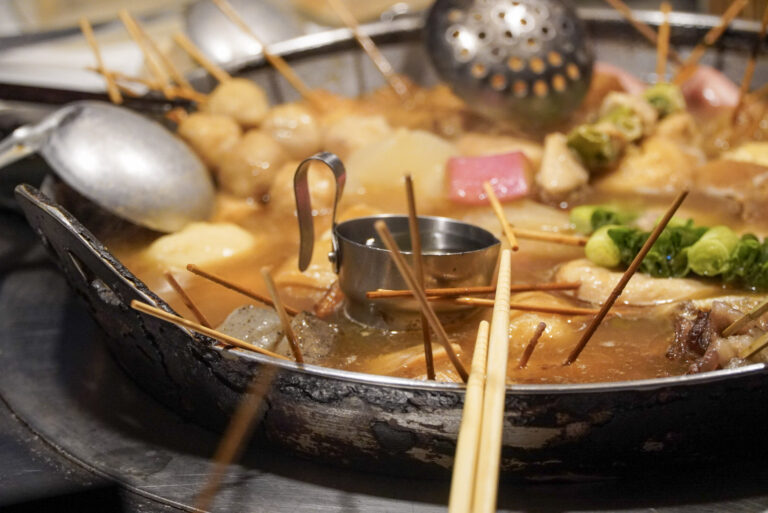 三代続く屋台おでん。コの字カウンターで同じ鍋を囲む夜。【おでん屋｜おでん】