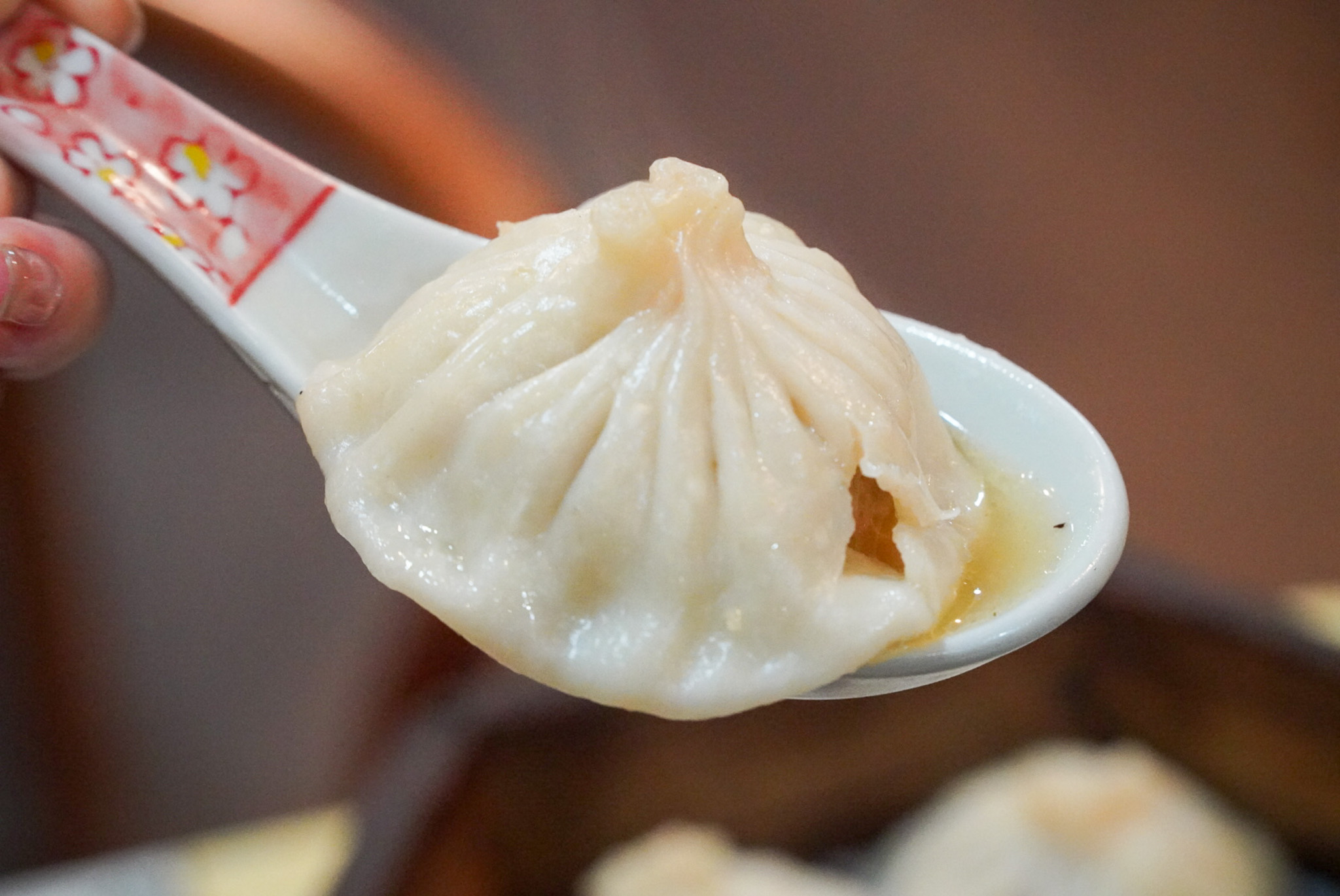 小籠包を蓮華で掬った様子