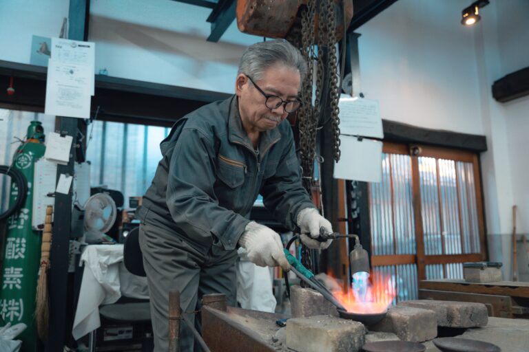 鋳物の音をたどって、職人の息づかいに触れる【金屋町｜観光スポット】