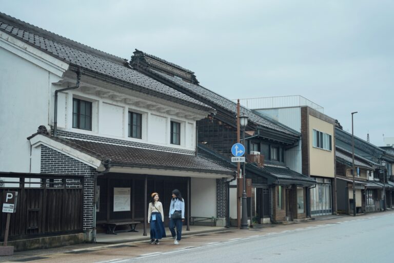 群青色の土蔵が続く、商家町を歩く【山町筋｜観光スポット】