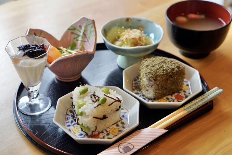 とろろ昆布のおにぎりから見える、高岡の朝の食卓。【茉奏庵｜おにぎり・そば】